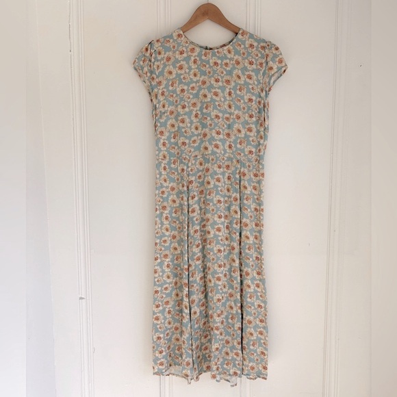 Melrose and Market Dresses & Skirts - Melrose and Market Soft Floral Midi Dress